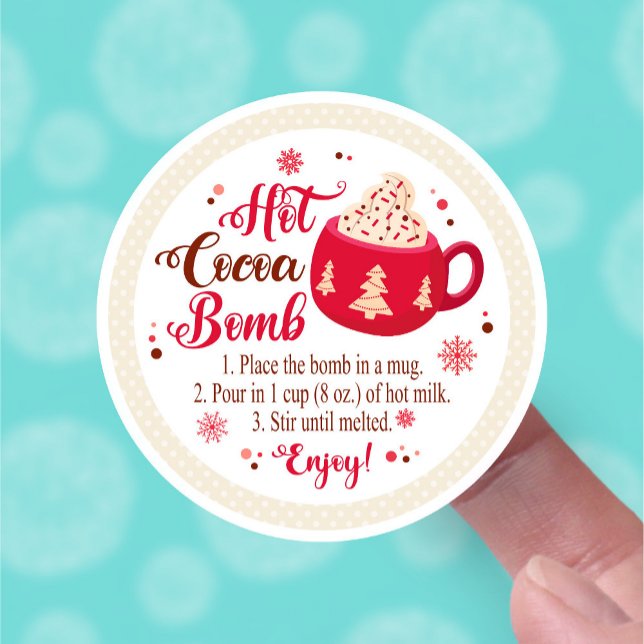 Anleitung zum Servieren der niedlichen Kakaombombe Aufkleber (mockup of beige and red hot cocoa bomb round sticker)
