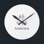 Anm & Frau geben Sie den Familiennamen Datum Jahr Runde Wanduhr<br><div class="desc">Gestaltung</div>