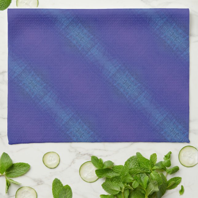 Annahme | Blue Indigo Violet Shibori Muster Geschirrtuch (Gefaltet)