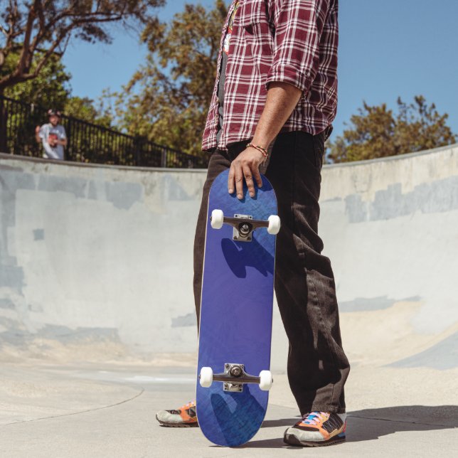 Annahme | Blue Indigo Violet Shibori Muster Skateboard (Außenbereich 2)
