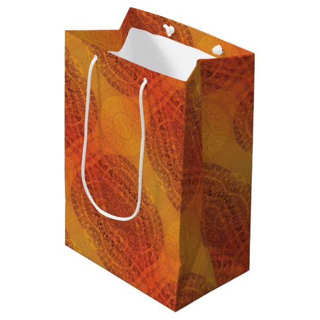 Annahme | Red Orange Yellow Boho Medallions Mittlere Geschenktüte (Vorderseite Schrägansicht)