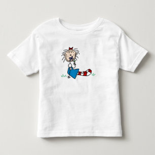 Annie im Gras mit Blume Shirt