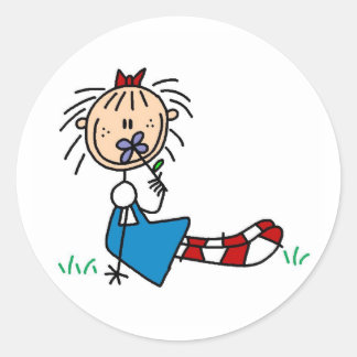 Annie in Gras mit Blume-Aufkleber Runder Aufkleber