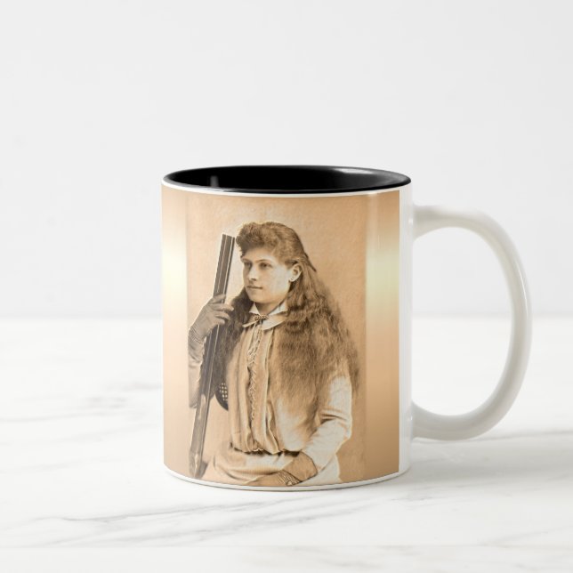 Annie Oakley Portrait Zweifarbige Tasse (Rechts)