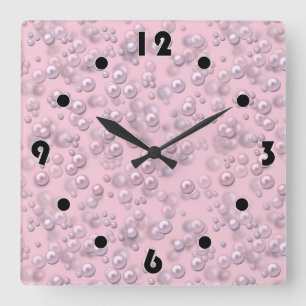 Anordnungen von weiß-rosa Perlen auf rosa Samt Quadratische Wanduhr
