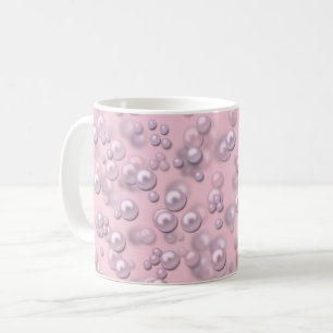 Anordnungen von weiß-rosafarbenen Perlen auf rosa Kaffeetasse
