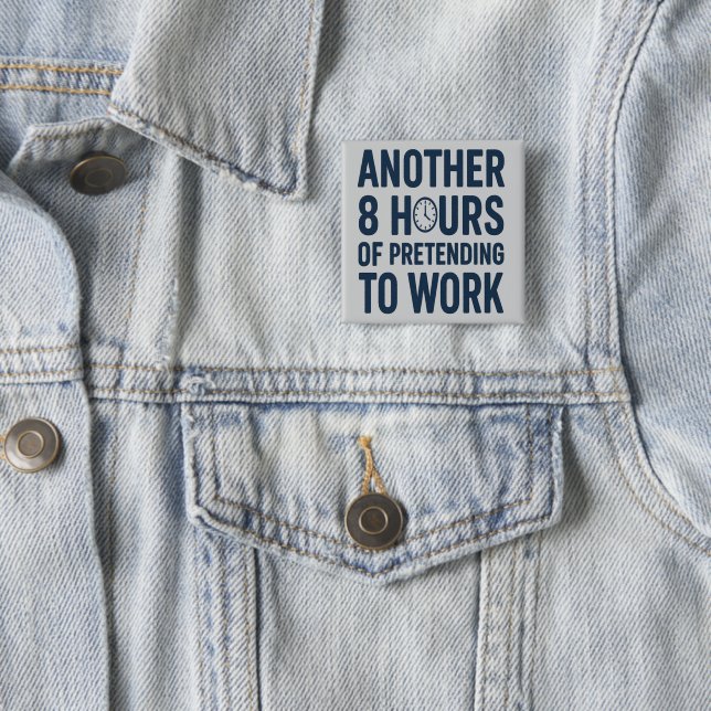 Another 8 Hours of Pretending to Work Funny Work Button (Beispiel)