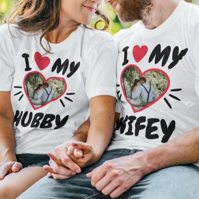 Anpassbar [I Liebe mein WIFEY/HUBBY] T - Shirt (Couple wearing matching shirts that say: "I love my wifey, I love my hubby.")