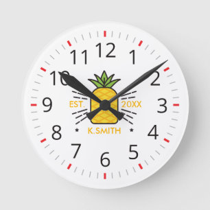  Anpassbar.Monogrammm. Niedliches Obst. Ananas. Runde Wanduhr