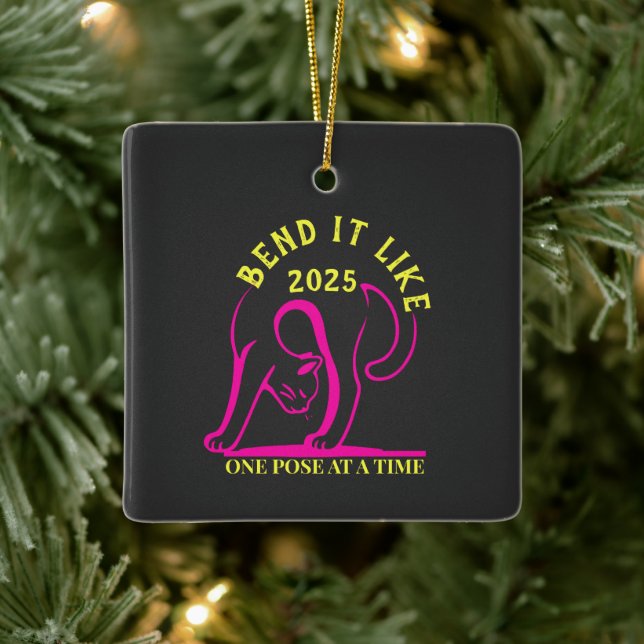 Anpassbare "Bend It Like 2025" Yoga Katze Keramikornament (Baum)