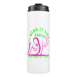 Anpassbare "Bend It Like 2025" Yoga Katze Thermosbecher