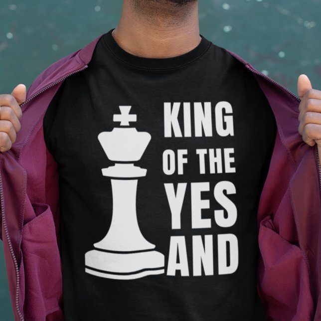 Anpassbare IMPROV-Schach-KÖNIG DES JA UND T-Shirt (Fun IMPROV shirt design with king chess piece. Text reads KING OF THE YES AND. Gift for comedians)