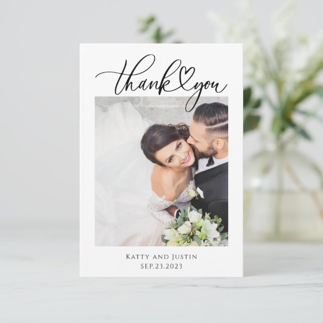 Anpassbare Minimalistische Script Heart Wedding Fo Dankeskarte (Stehend Vorderseite)