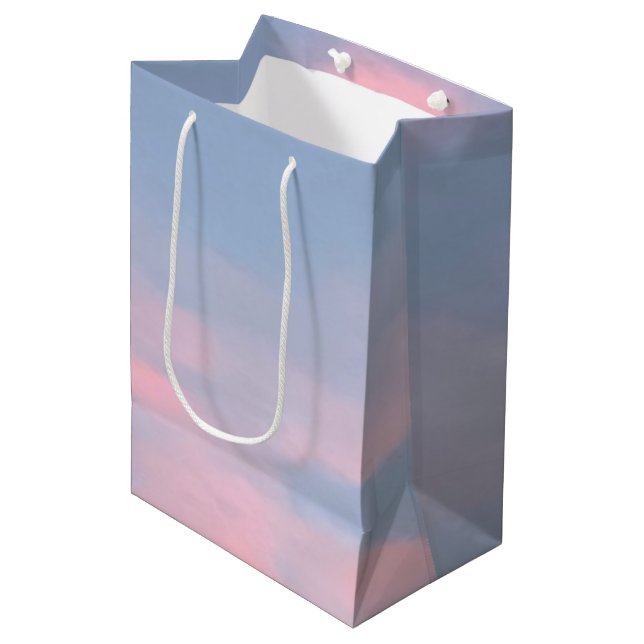 Anpassbare rosa Wolken Mittlere Geschenktüte (Vorderseite Schrägansicht)