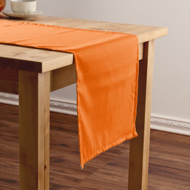 Anpassbare Solid Halloween Orange Mittelgroßer Tischläufer (Beispiel)