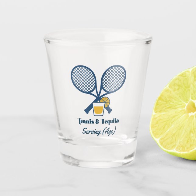 Anpassbare Tennis- & Tequila-Geburtstagsfeier Schnapsglas (Vorderseite)