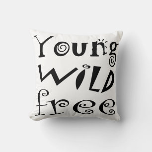 Anpassbare „Young Wild Free“-Typografie-Zitat Kissen