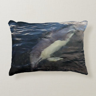 Anpassbarer Gemeiner Delfin Schwimmt Unter Wasser Dekokissen