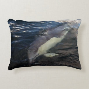 Anpassbarer Gemeiner Delfin Schwimmt Unter Wasser Dekokissen
