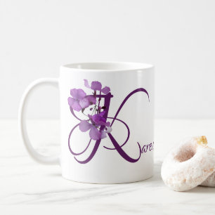 Anpassbarer Karen-Name lila Blumen floral Kaffeetasse