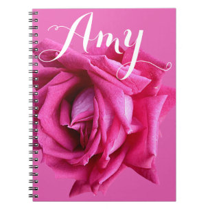 Anpassbarer Name Amy heißrosa Rosenblüten  Notizblock