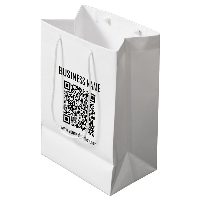Anpassbarer QR-Code und Geschäftsname Mittlere Geschenktüte (Vorderseite Schrägansicht)