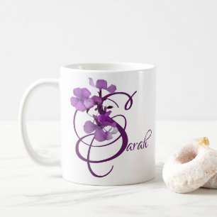 Anpassbarer Sarah-Name violette Blumen trendy Boho Kaffeetasse