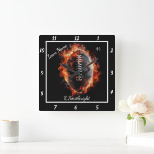 Anpassbares Flammendes Football-Team Quadratische Wanduhr