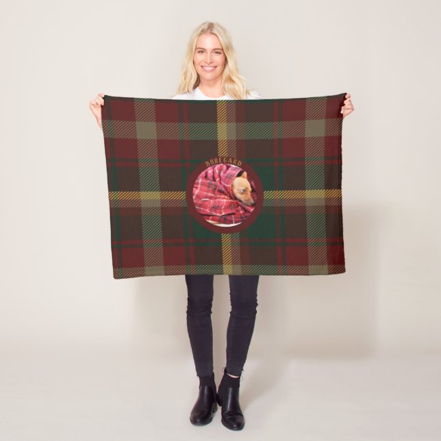 Anpassen des Ahornleaf-Tartan-Hundes an Fleecedecke (Beispiel)