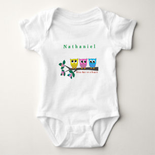 Anpassen von drei farbigen Ölen an eine Zweigniede Baby Strampler