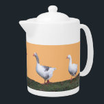 Ansammlung Gänse Teapot<br><div class="desc">In einem Deerpark in Laren, den Niederlanden, sahen wir diese niedlichen Gänse auf dem Gras laufen, in einer Schlange. Sie können Ihre eigene Hintergrundfarbe wählen, wenn Sie möchten.</div>
