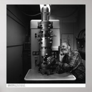 Ansel Adams mit Elektronenmikroskop, im April 1965 Poster