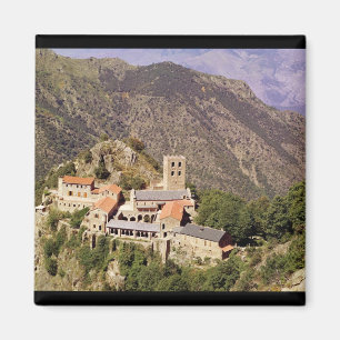 Ansicht der Abtei von St Martin du Canigou Magnet