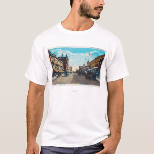 Ansicht der Hauptstraße mit Modell-t Ford-Autos T-Shirt