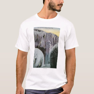 Ansicht der Höhle der Winde im Winter T-Shirt