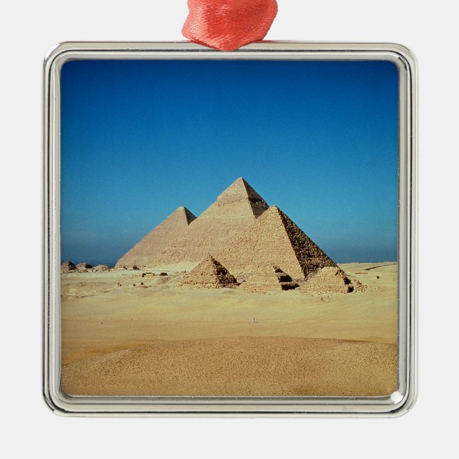 Ansicht der Pyramiden Ornament Aus Metall (Vorne)