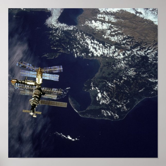 Ansicht der Raumstation Mir von Shuttle Atlantis Poster (Vorne)
