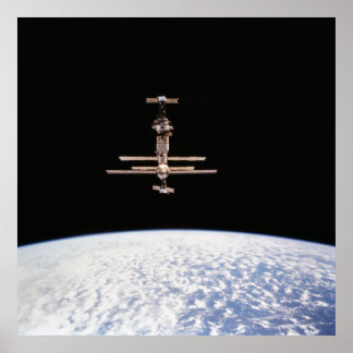 Ansicht der Raumstation "Mir" von Shuttle Discover Poster