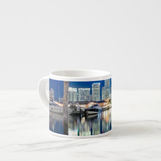 Ansicht der Skyline mit Reflexion im Wasser, Miami Espressotasse
