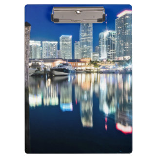 Ansicht der Skyline mit Reflexion im Wasser, Miami Klemmbrett