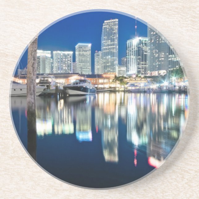 Ansicht der Skyline mit Reflexion im Wasser, Miami Sandstein Untersetzer (Vorne)