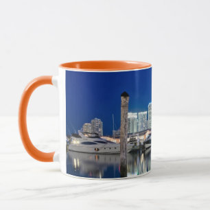 Ansicht der Skyline mit Reflexion im Wasser, Miami Tasse