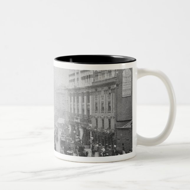 Ansicht der Tottenham-Gerichts-Straße, c.1885 Zweifarbige Tasse (Rechts)