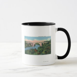 Ansicht der Veteranen-Denkmal-Brücke Tasse
