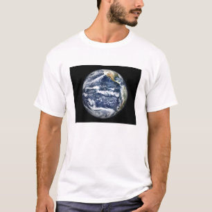 Ansicht der vollen Erde zentrierte über dem T-Shirt