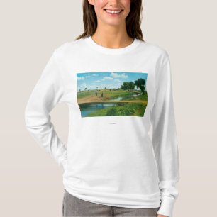 Ansicht des Golfspielers Ball schlagend T-Shirt