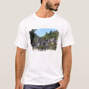 Ansicht des mittelalterlichen Dorfs (Foto) T-Shirt