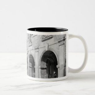 Ansicht des Säulengangs von Platz-DES Vosges Zweifarbige Tasse