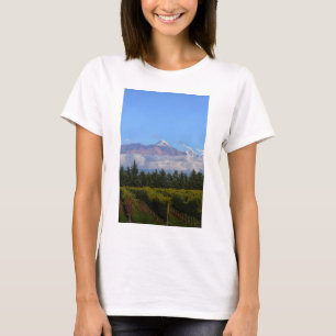 Ansicht des Weinbergs mit Berg auf Hintergrund T-Shirt