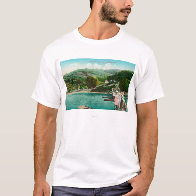 Ansicht einer Familie auf See DockInverness, CA T-Shirt (Vorderseite)